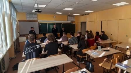Шаг к офицерским погонам: полицейские юга столицы рассказали выпускникам школы о поступлении в Университет МВД